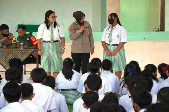 polwan goes to school atasi kenakalan remaja di sekolah 54032
