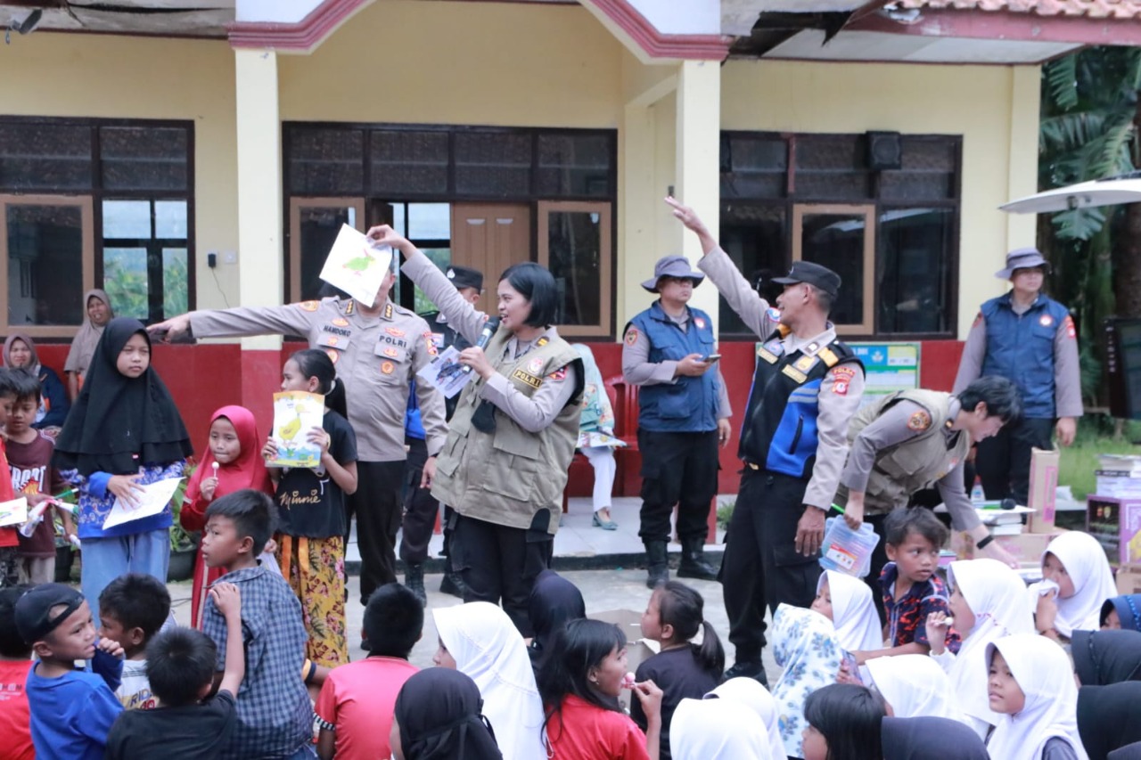polwan lakukan trauma healing untuk tangani korban pasca gempa 52058