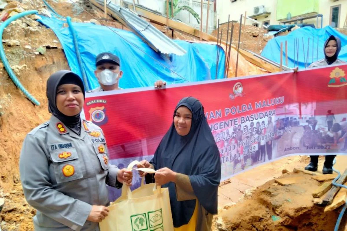 polwan maluku berikan santunan korban banjir dan longsor di ambon 48529