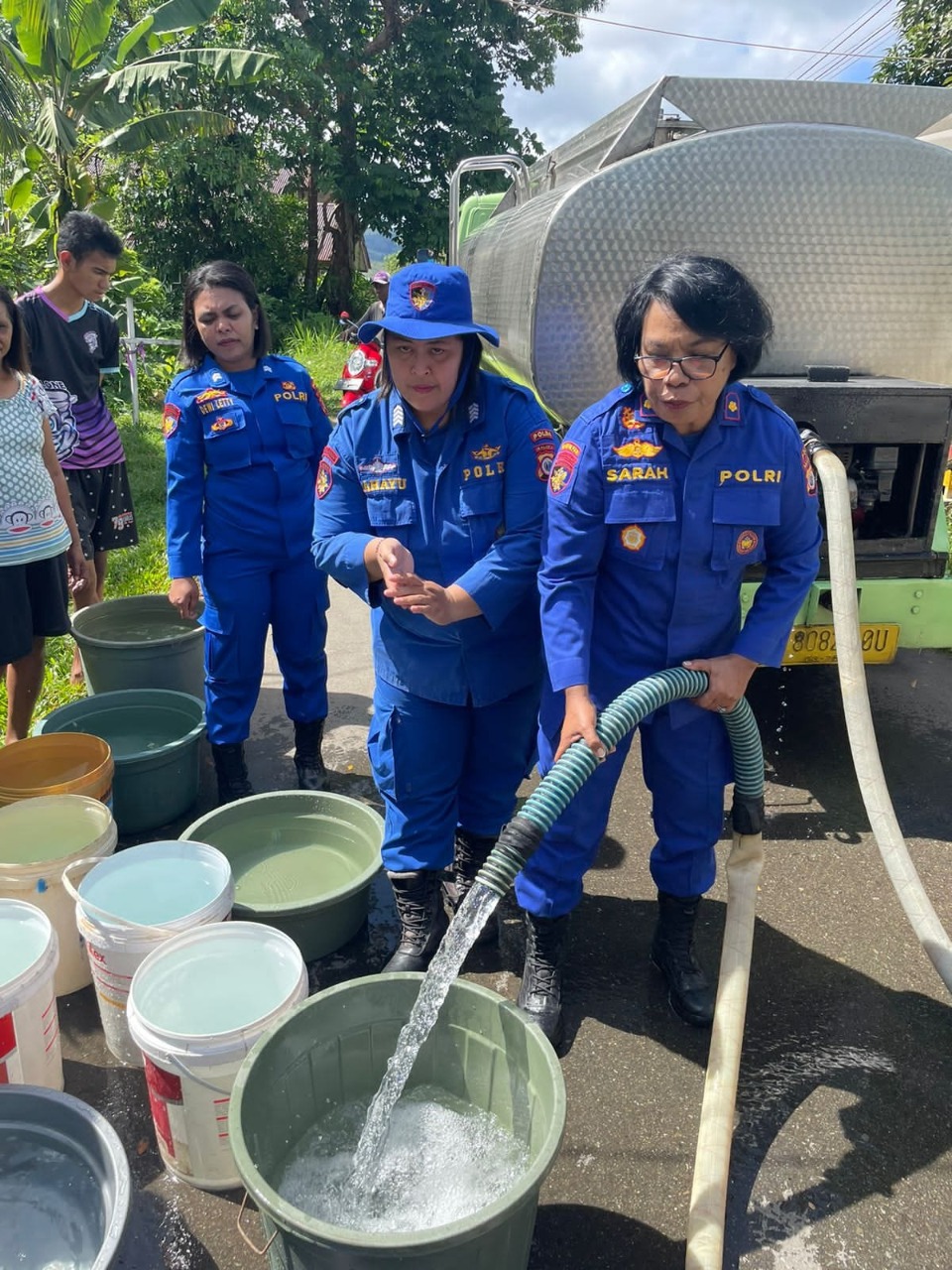polwan polairud maluku bantu beri air bersih ke warga halong 50051