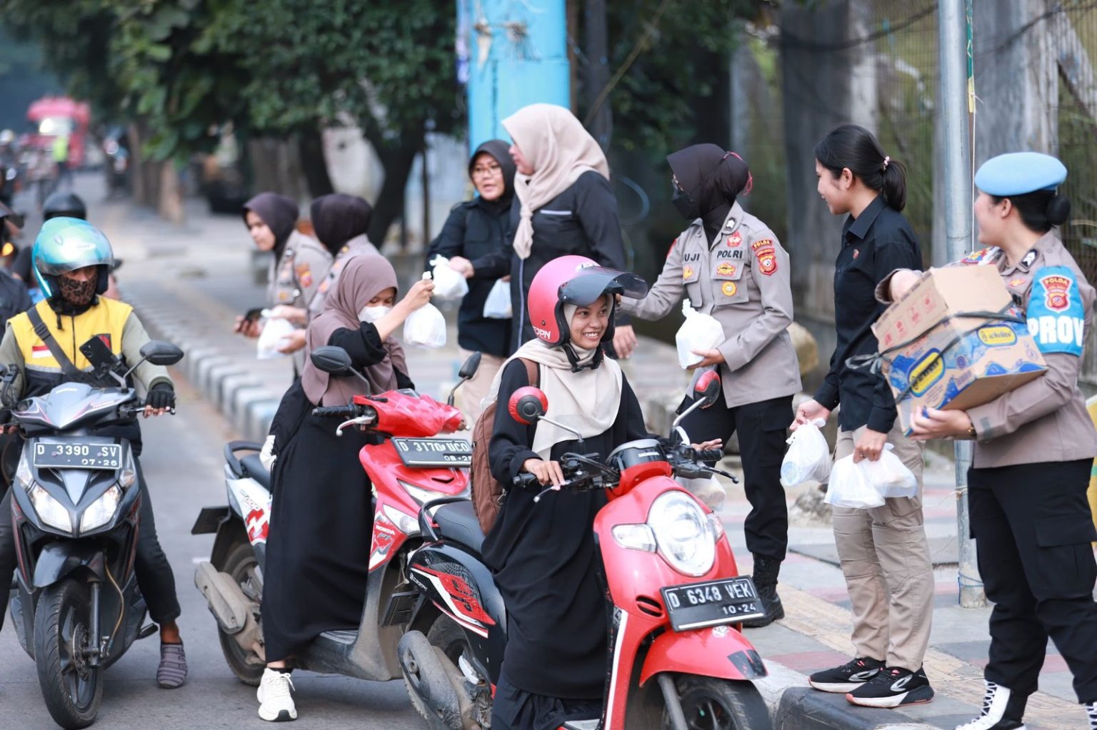 polwan polda jabar bagi takjil gratis dan berikan imbauan berlalu lintas kepada masyarakat pengguna jalan 71717