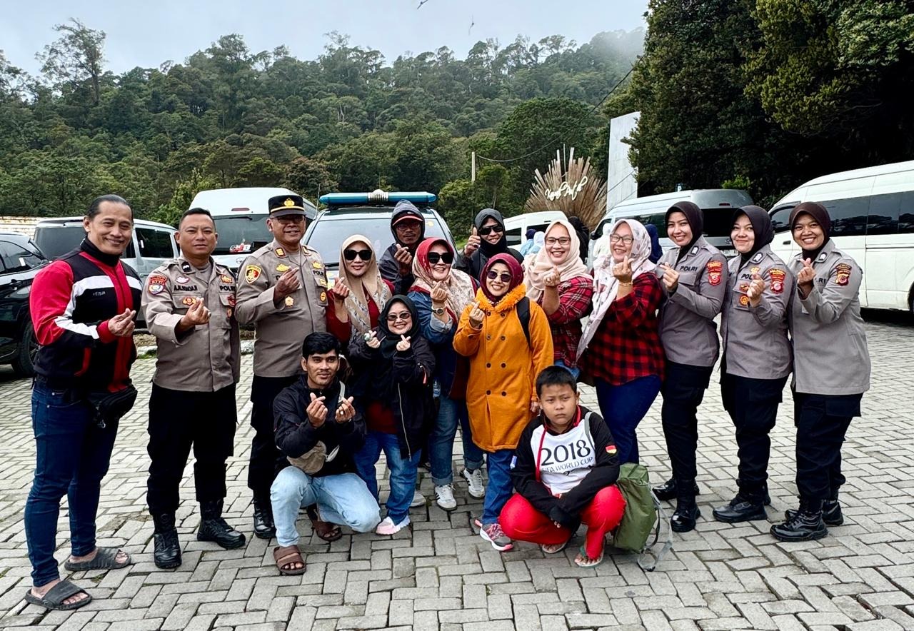 polwan polda jabar gelar patroli wisata di kawasan ciwidey pangalengan 83659