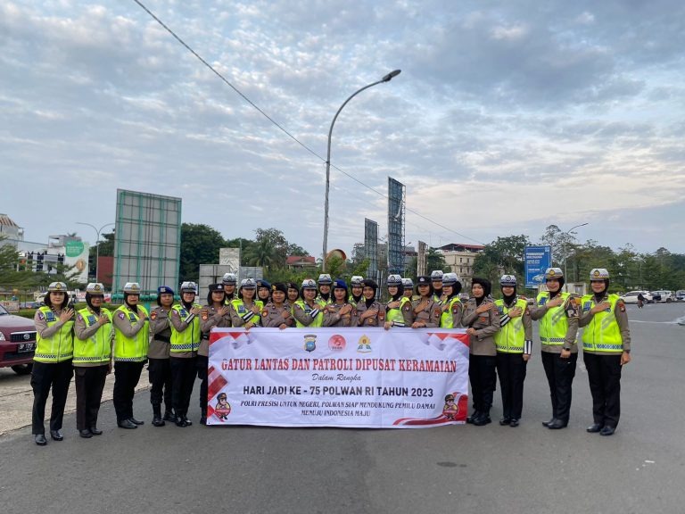 polwan polda kepri gelar gatur lalu lintas meriahkan hari jadi polwan ri ke 75 62606 1