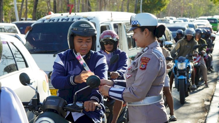 polwan polda ntt bagikan bunga dan helm di hari jadi polwan ke 76 78342