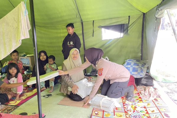 polwan polres cianjur bagikan selimut hangat untuk korban gempa cianjur 51794