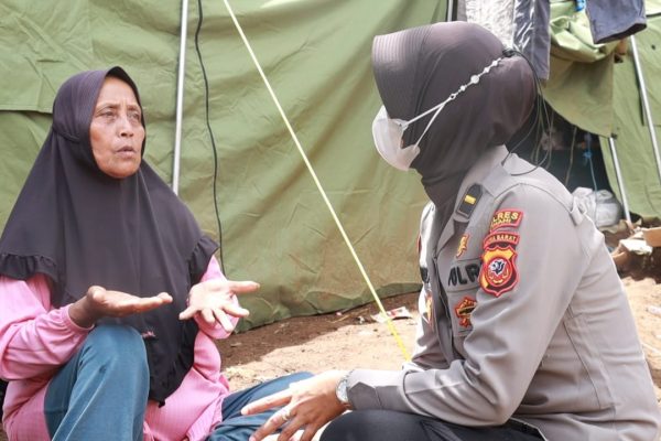 polwan polres cimahi berikan trauma healing sambil mengajak bemain anak anak korban gempa 51961 1
