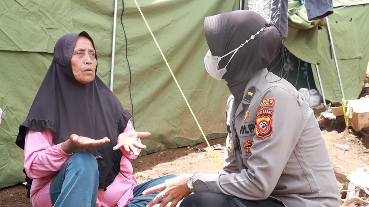 polwan polres cimahi berikan trauma healing sambil mengajak bemain anak anak korban gempa 51961