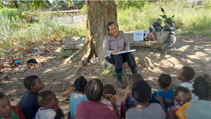 polwan polres jayapura ajarkan anak anak baca tulis 66717 1