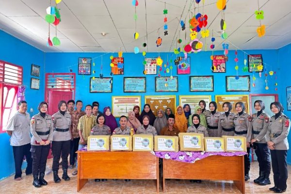 polwan polres natuna sambangi warga dan beri bantuan sembako pada masyarakat 72096