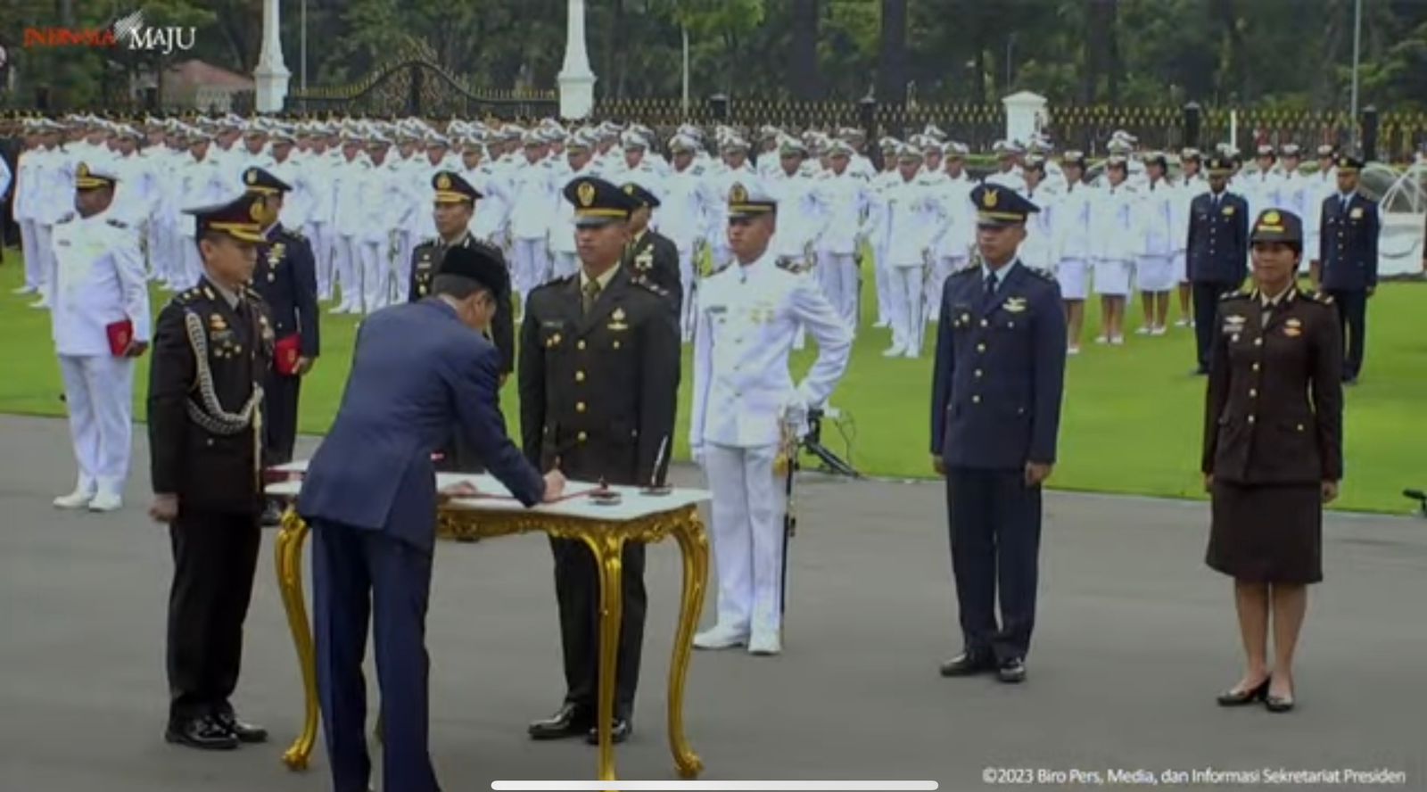 presiden beri penghargaan adhi makayasa kepada empat perwira tni polri 61461