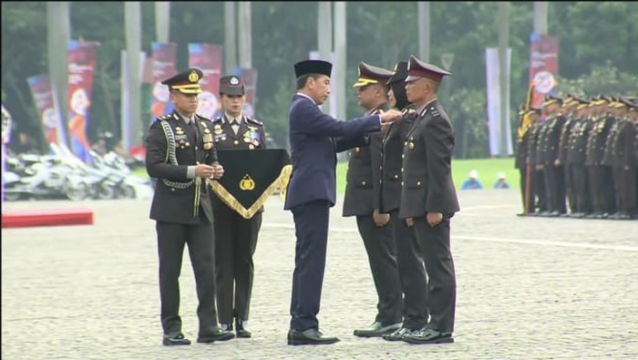 presiden beri tujuh anggota polri tanda kehormatan bintang bhayangkara nararya 75967