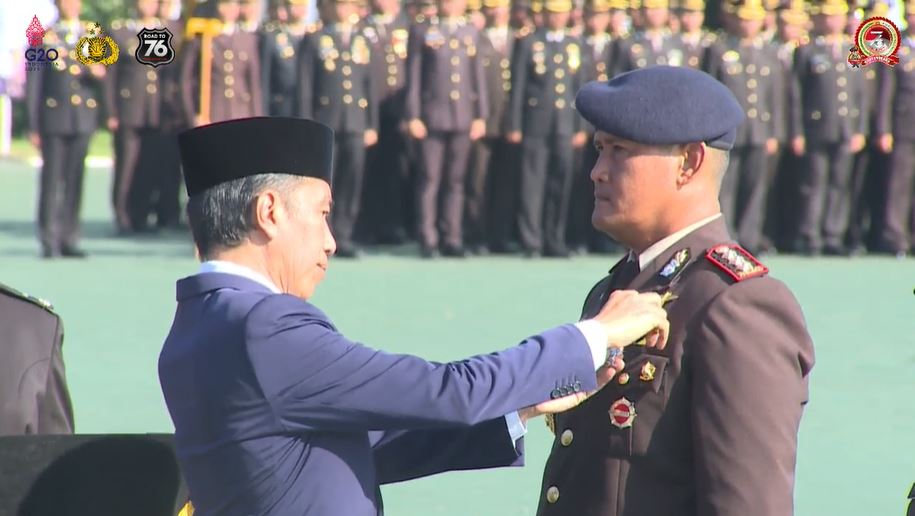 presiden joko widodo anugerahkan bintang bhayangkara nararya kepada 3 anggota polri 48057