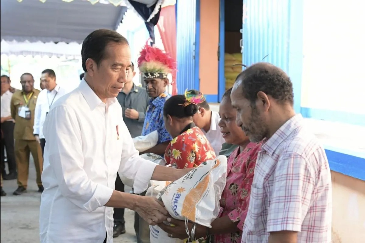 presiden jokowi bagikan beras ke keluarga di papua 66575