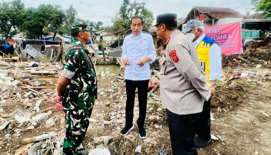 presiden jokowi minta tni polri bantu warga bersihkan puing rumah cianjur 52251