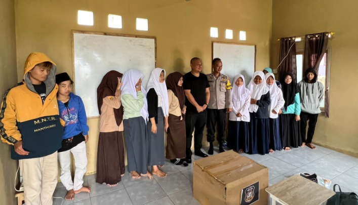 prihatin banyak anak putus sekolah aipda sopyan suhari dirikan rumah belajar guna mencerdaskan kehidupan bangsa 50161