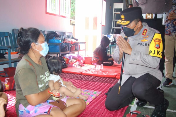prihatin musibah di pesisir amurang kapolda sulut temui warga terdampak bencana dan serahkan bantuan 47645