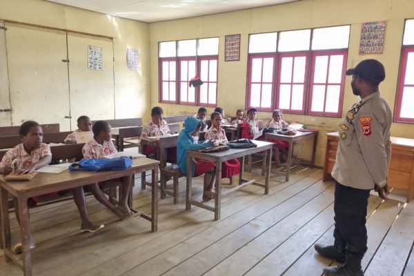 program si ipar polri berikan pengajaran pada anak anak disekolah 48738