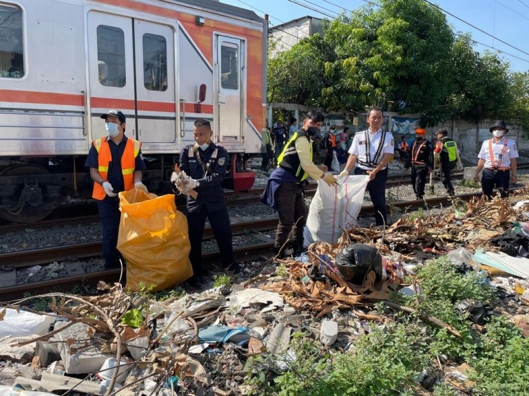 pt kai daop 1 jakarta tertibkan puluhan bangunan liar di wilayah pasar senen 61277