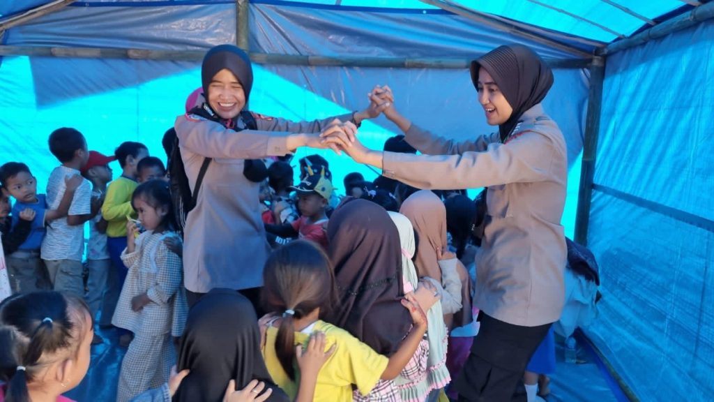 pulihkan kondisi psikologis korban pasca gempa cianjur polri gencar lakukan trauma healing 52371