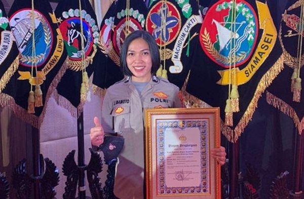 raih juara 1 beladiri polri briptu jenifer terima penghargaan dari kapolri 49601