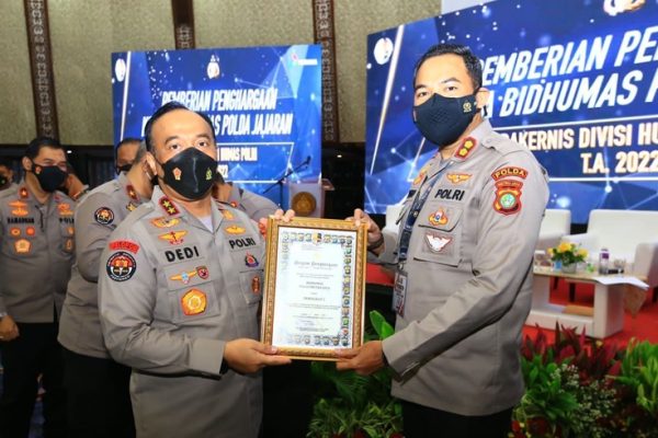 raih peringkat satu follower terbanyak di medsos bid humas polda metro jaya terima piagam penghargaan 45168