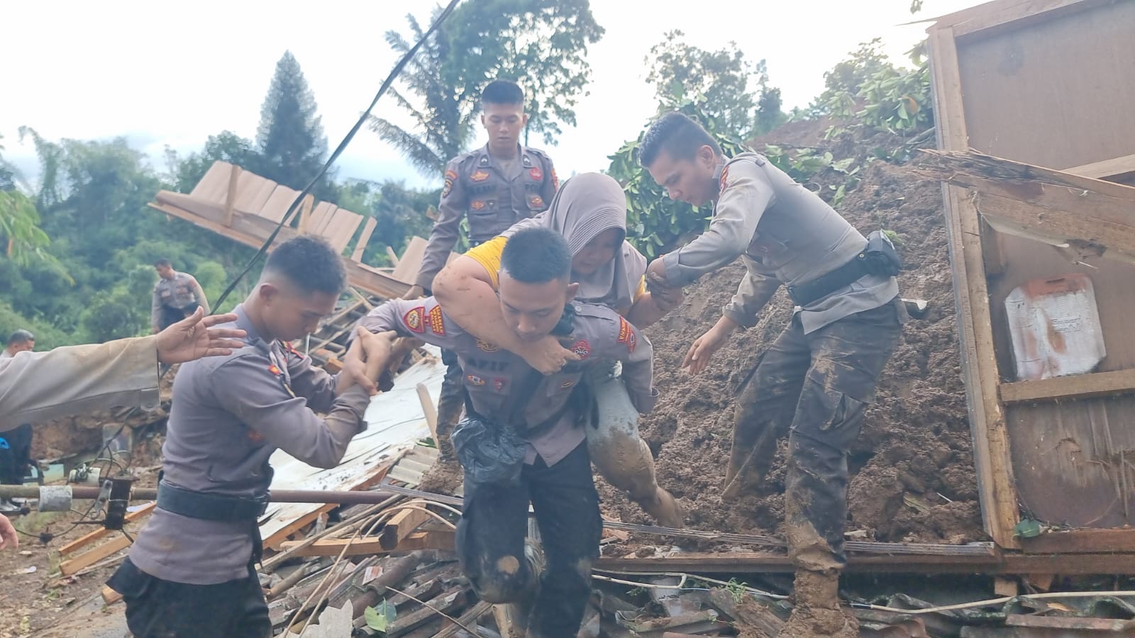 ratusan personel dikerahkan polri bantu gempa cianjur 51700