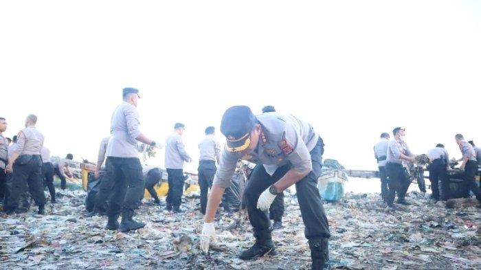 ratusan polisi dan masyarakat bersihkan sampah di pantai sukaraja bandar lampung 60783