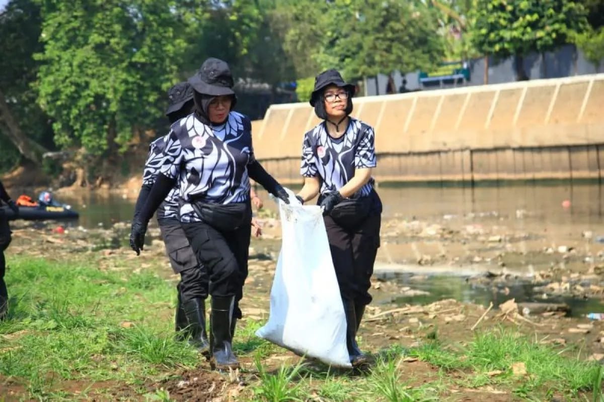 ratusan polwan turun aksi bersihkan sampah di kali ciliwung 62356