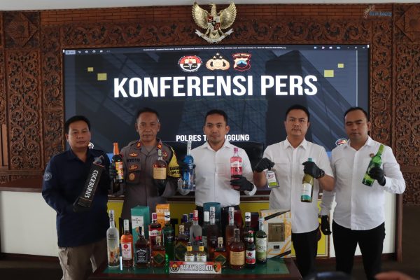 razia gabungan jelang tahun baru di temanggung 1 500 botol miras disita 82540