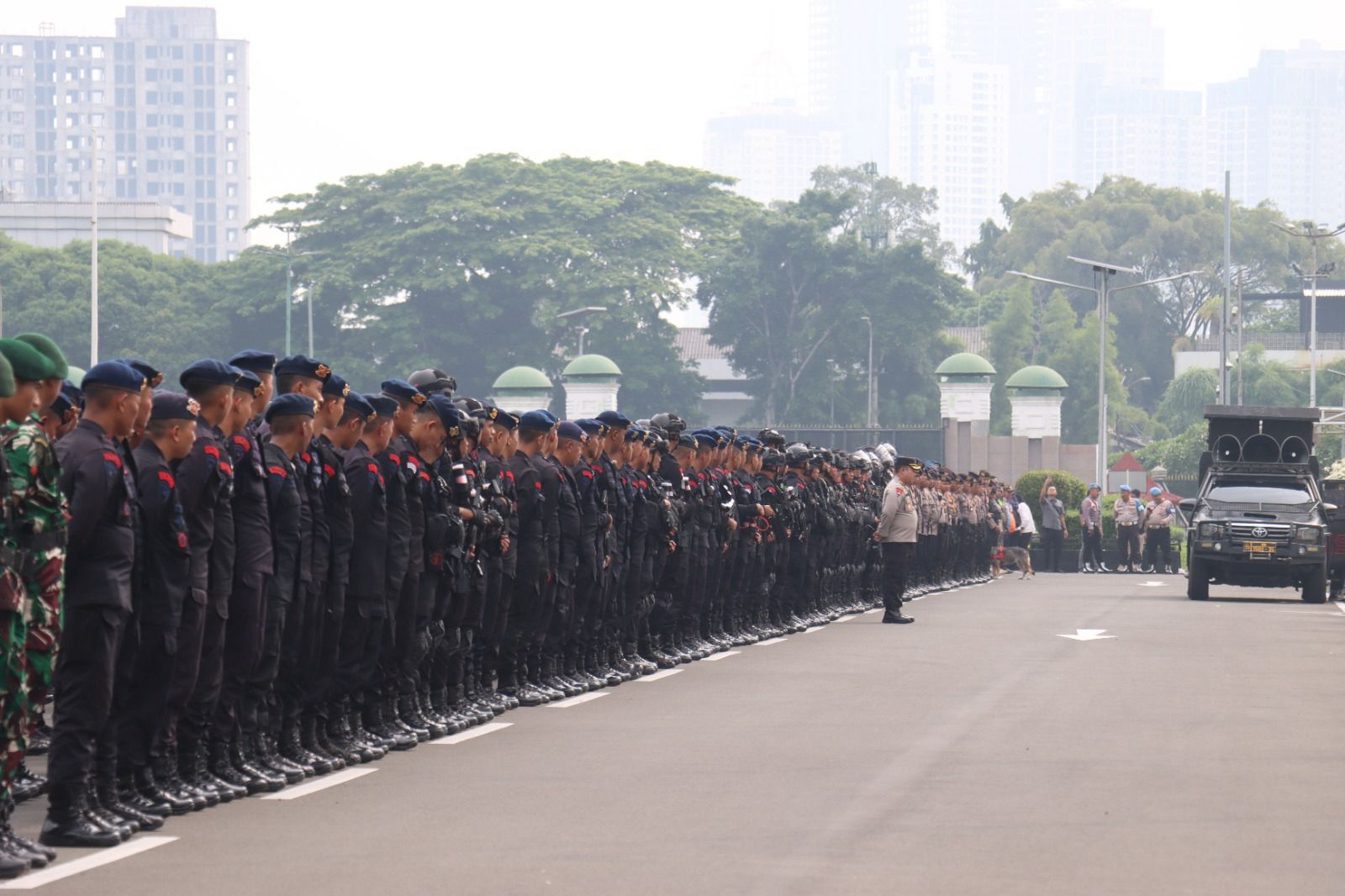 ribuan polisi amankan demo di depan gedung dpr ri 79767 1
