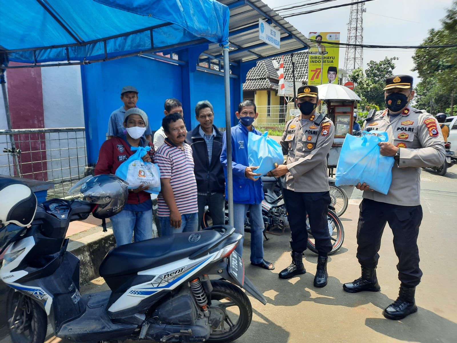 ringankan beban masyarakat kapolres pandeglang bagikan paket sembako pada tukang ojek 49488