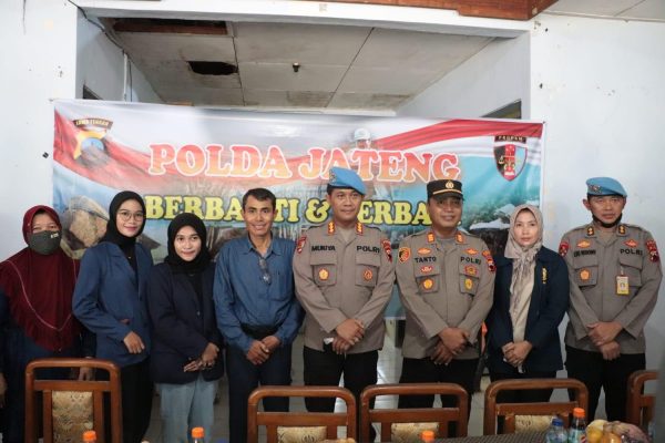 ringankan beban masyarakat polisi adakan bakti sosial bagikan sembako di jateng 49834