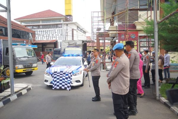 ringankan korban cianjur polres karawang distribusikan bantuan 51862