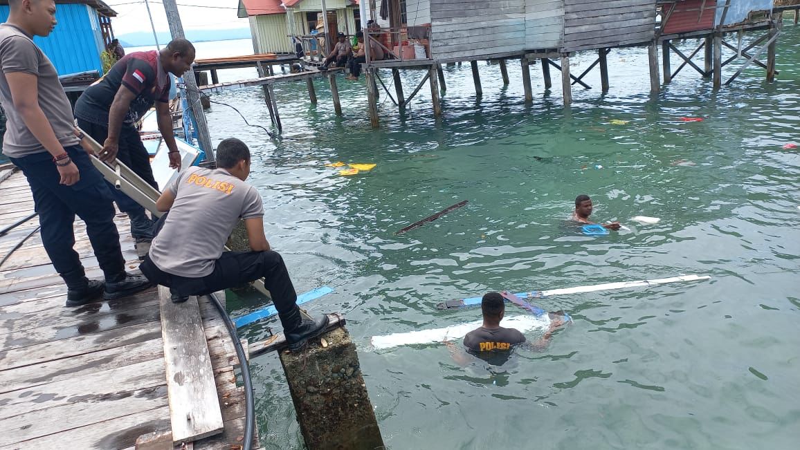 rumah roboh akibat gempa polisi di papua berenang kumpulkan kayu bangunan 54416
