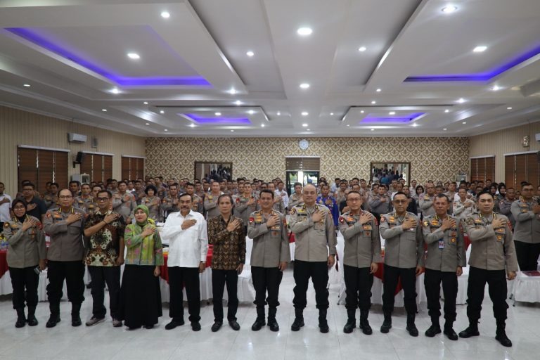 sahli kapolri berikan sosialisasi penyegaran pemahaman ham bagi anggota polri di polda banten 61524