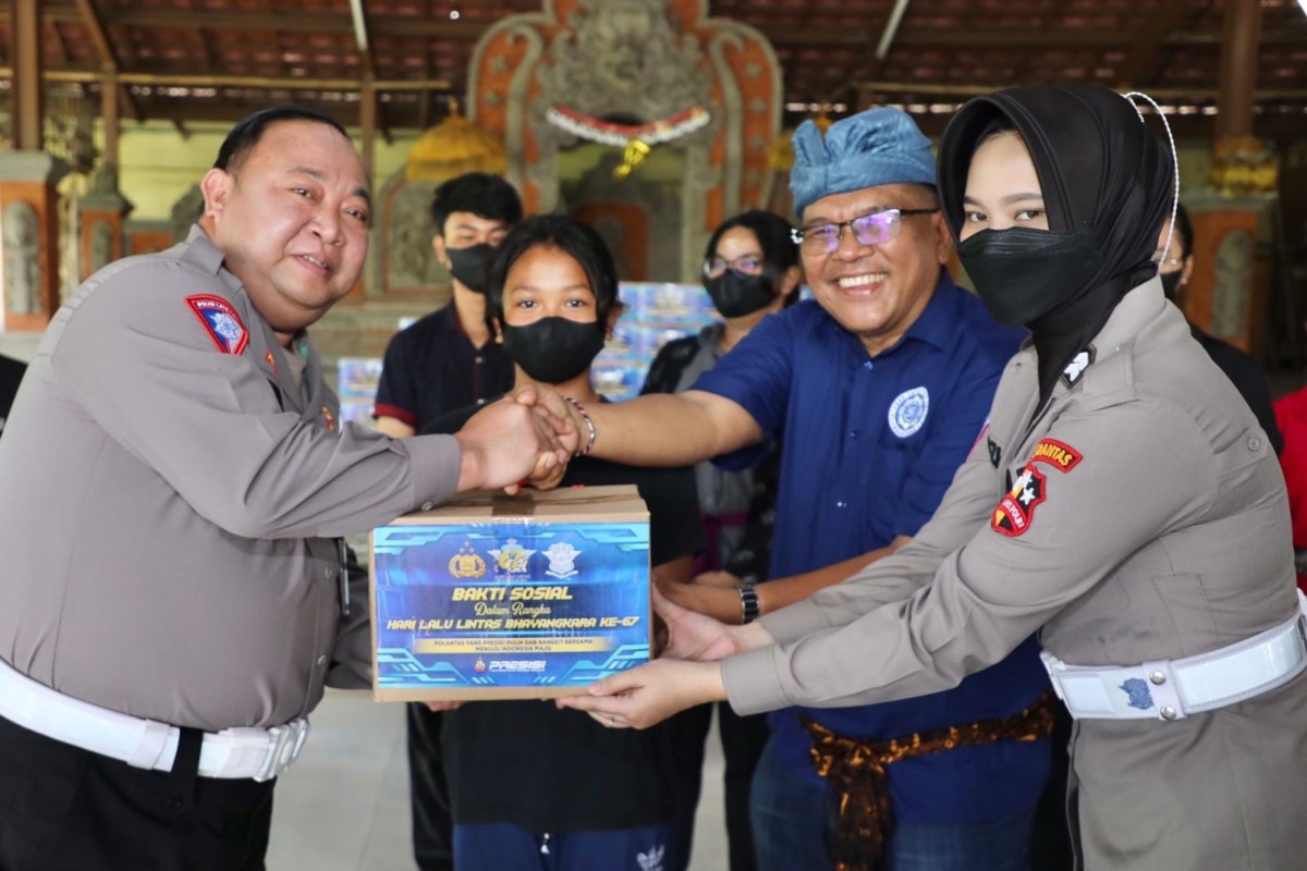 salurkan ribuan paket sembako kepada masyarakat membutuhkan di hari jadi korlantas polri 49969