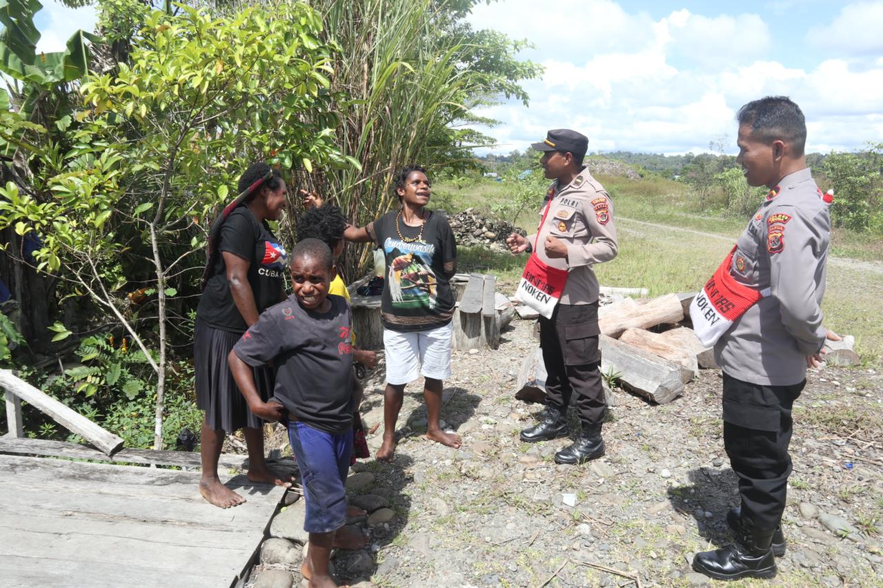 sambangi kampung lany nduga binmas noken ajak masyarakat jaga kamtibmas tetap kondusif 47632