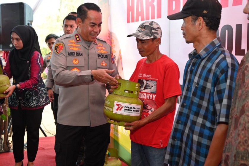 sambut hari bhayangkara ke 77 kapolda kalsel bagikan tabung gas lpg gratis ke masyarakat 59287