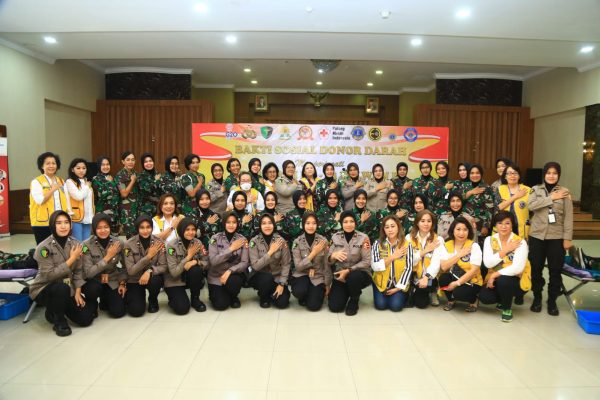 sambut hari jadi ke 74 polwan ri polisi wanita gelar donor darah 49149