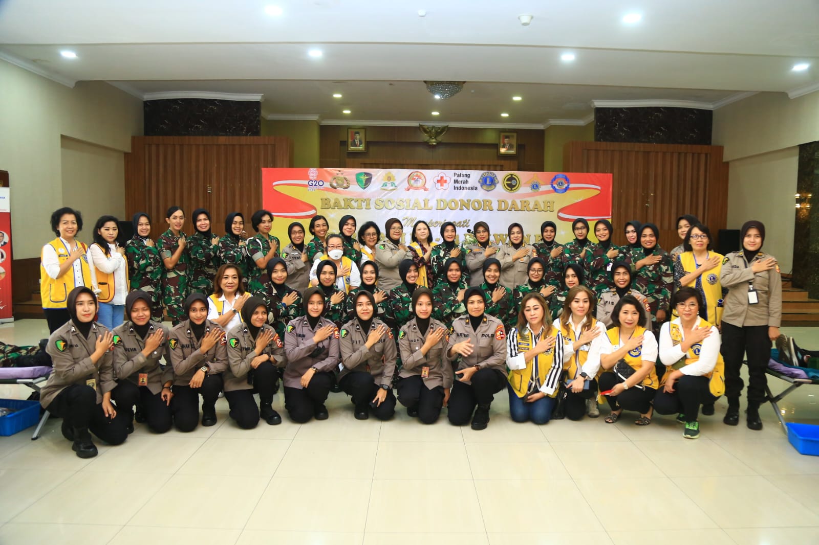 sambut hari jadi ke 74 polwan ri polisi wanita gelar donor darah 49149