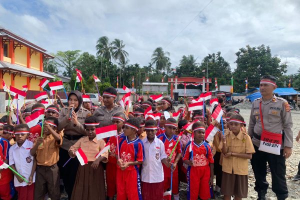 sambut hari jadi polwan ke 74 ini keseruan binmas noken dan polwan polres mimika saat menggelar polisi pi ajar di sdn 4 mimika 49091