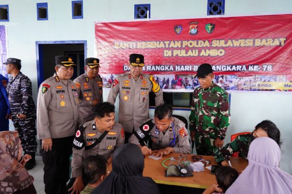 sambut hut bhayangkara ke 78 polda sulbar dibantu tni gelar kegiatan bakti kesehatan di pulau ambo 74423