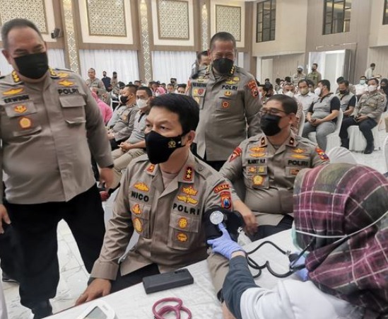 sambut hut bhayangkara polda jatim gelar baksos kesehatan 47383