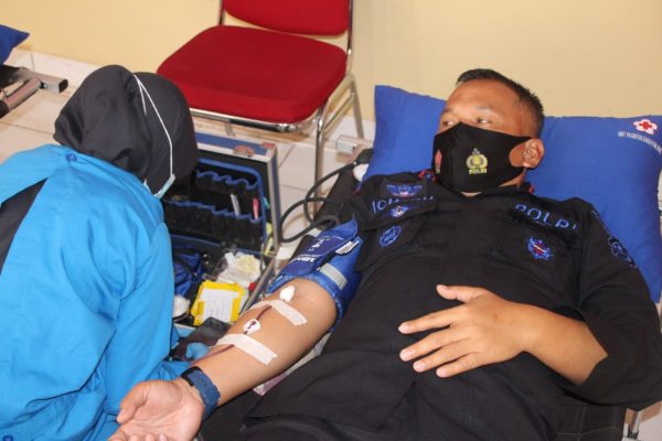 sambut hut brimob ke 77 batalyon c polda sulsel gelar donor darah dan santuni anak yatim 50919