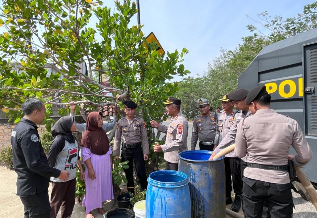 sambut hut humas polri ke 72 polres way kanan bagikan air bersih kepada masyarakat 64320