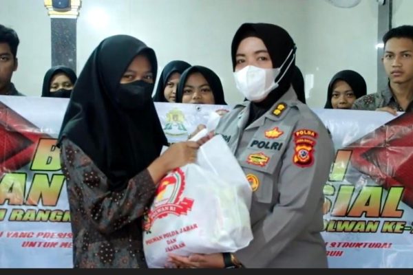 sambut hut ke 74 polwan polda jabar bersihkan tempat ibadah dan bagikan ratusan paket sembako 49255