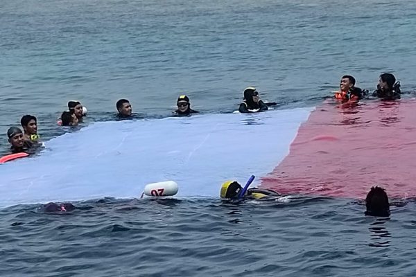 sambut hut ri ke 77 polairud polda banten kibarkan bendera merah putih dalam laut 48966