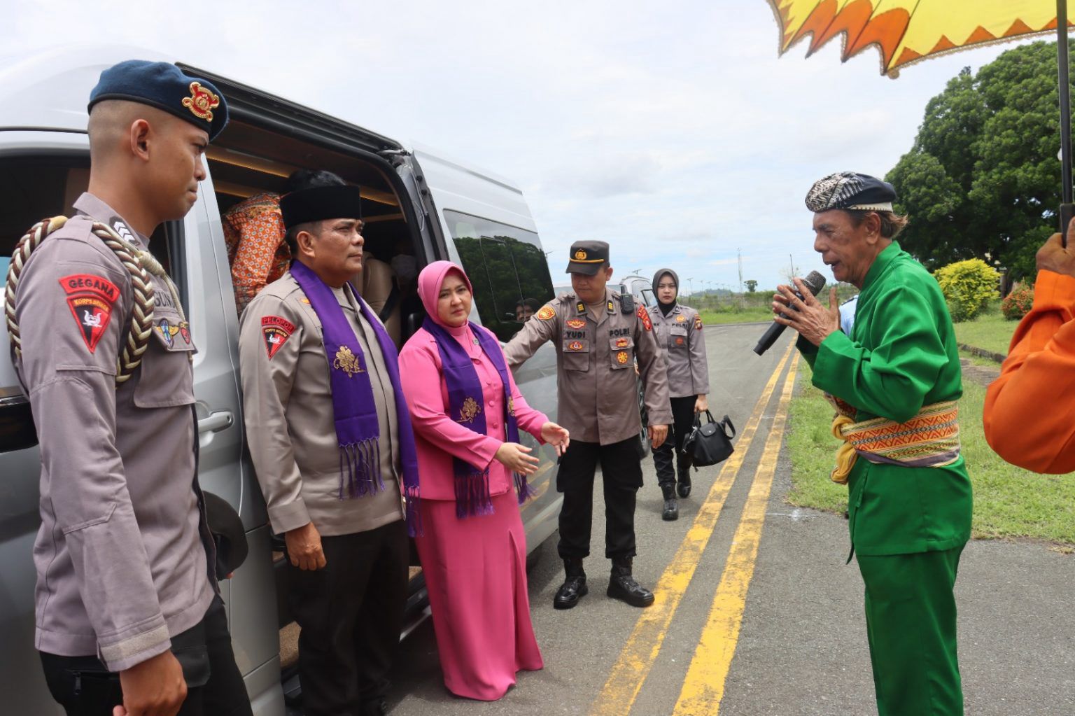 sambut kapolda baru pemprov gorontalo gelar upacara adat mopotilolo 70911