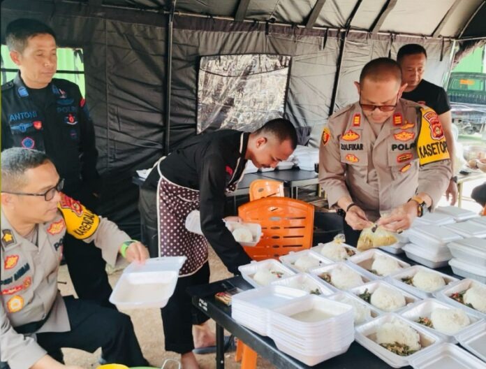 sat brimob polda sumsel dirikan dapur umum untuk korban banjir di musi rawas 68939