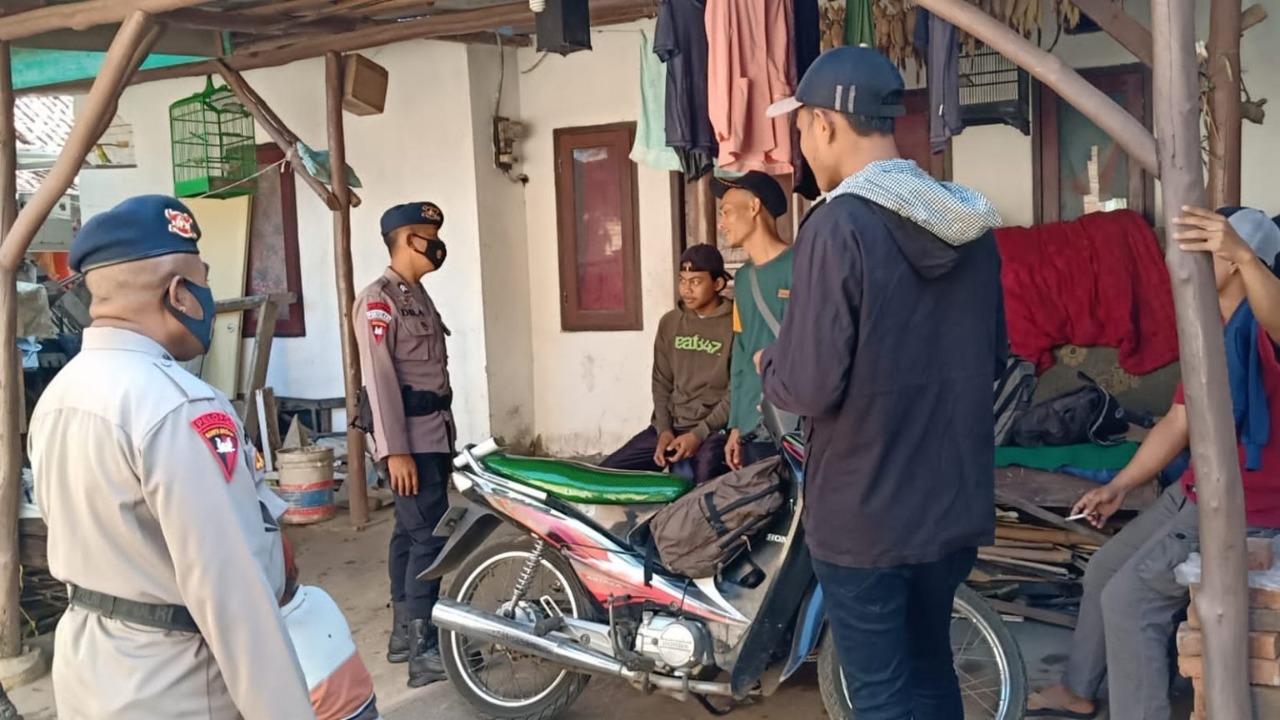 satbrimob polda jabar menghimbau masyarakat untuk selalu menerapkan prokes 48503